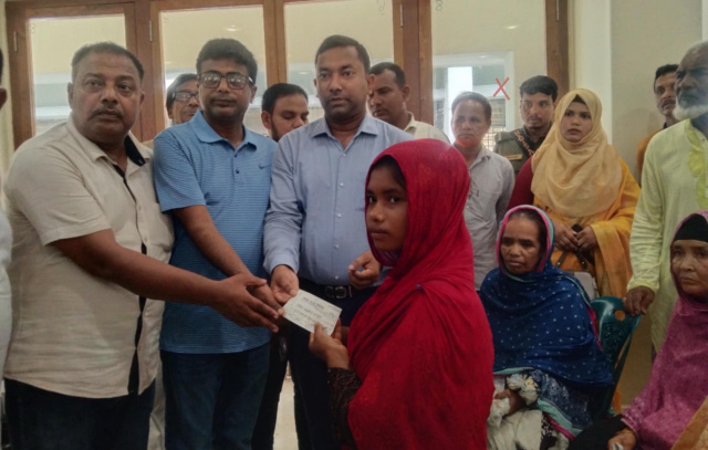 1,04,38000 among orphans and destitute persons in Ranishankail Delivery of cheques