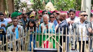 Dr Yunus offers prayers at Abu Sayed’s grave in Rangpur