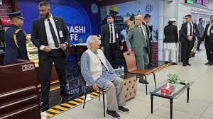 Yunus opens dedicated lounge for migrant workers at HSIA