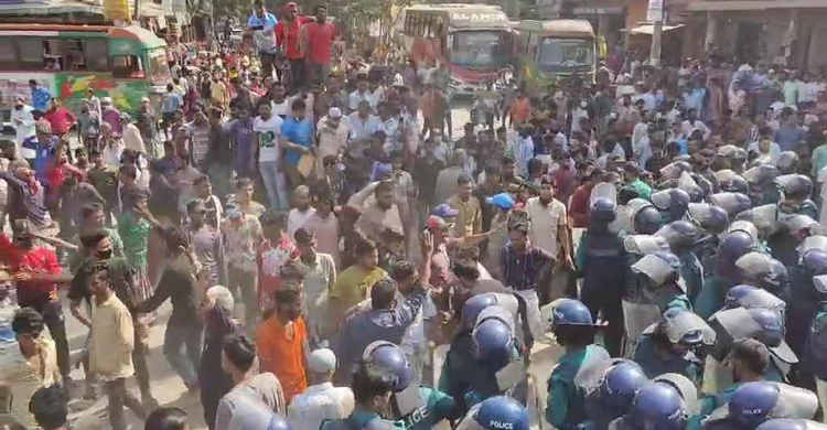 Battery-run rickshaw pullers block road, clash with police