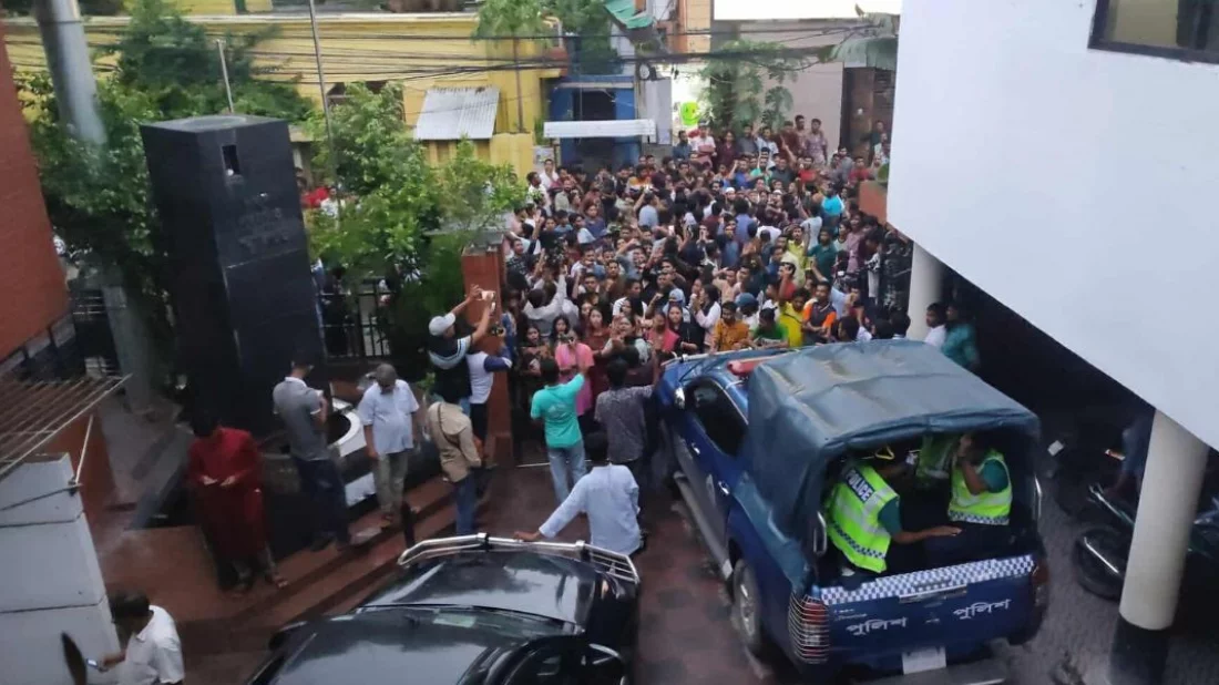 Protesters surround Press Secretary Shafiqul at Khulna Press Club