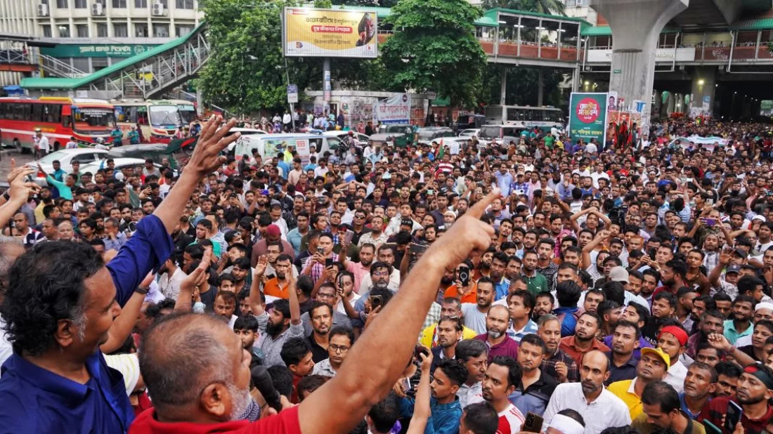 Shahbagh intersection blocked by Swechhasebak Dal